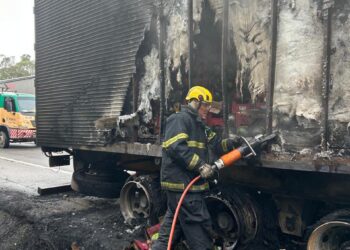 Carreta carregada com melancias pega fogo na BR-381