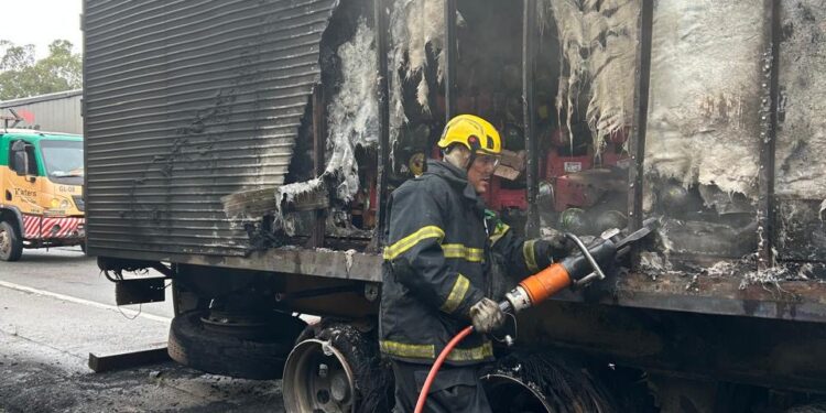 Carreta carregada com melancias pega fogo na BR-381