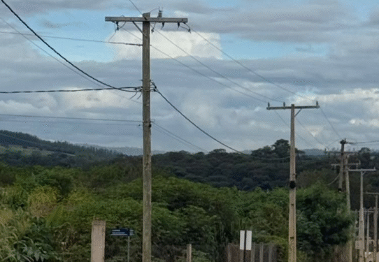 Estrada Sebastião Maneca, em Pains, recebe rede de energia elétrica após pavimentação