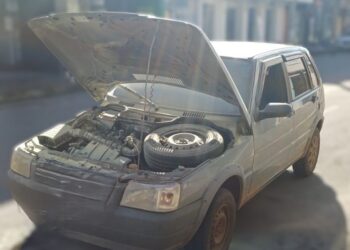 Princípio de incêndio em carro é contido por moradores no Centro de Formiga