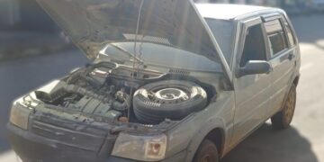 Princípio de incêndio em carro é contido por moradores no Centro de Formiga