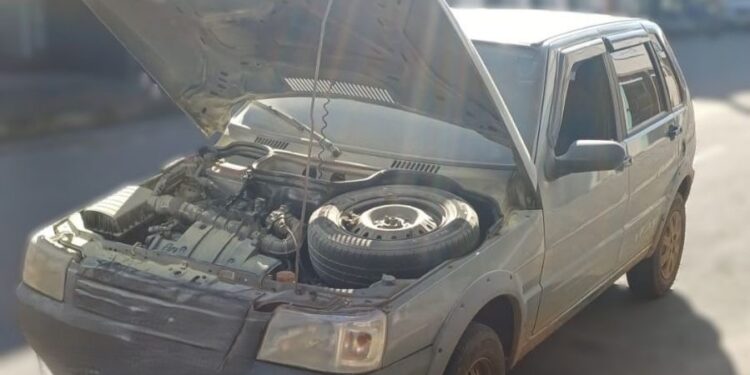 Princípio de incêndio em carro é contido por moradores no Centro de Formiga