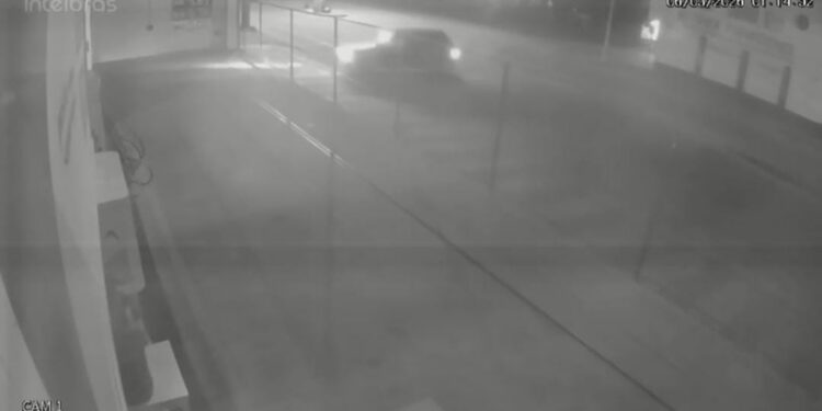 Fiat Uno invade posto de combustíveis em Formiga durante a madrugada