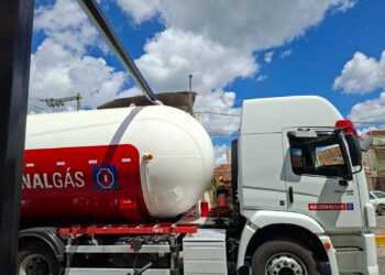 Caminhão-tanque encosta em pórtico e provoca lentidão no trânsito do Centro de Formiga