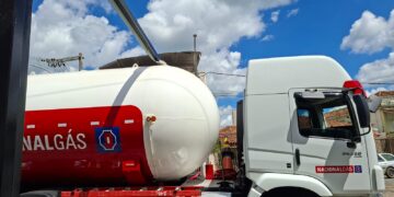 Caminhão-tanque encosta em pórtico e provoca lentidão no trânsito do Centro de Formiga