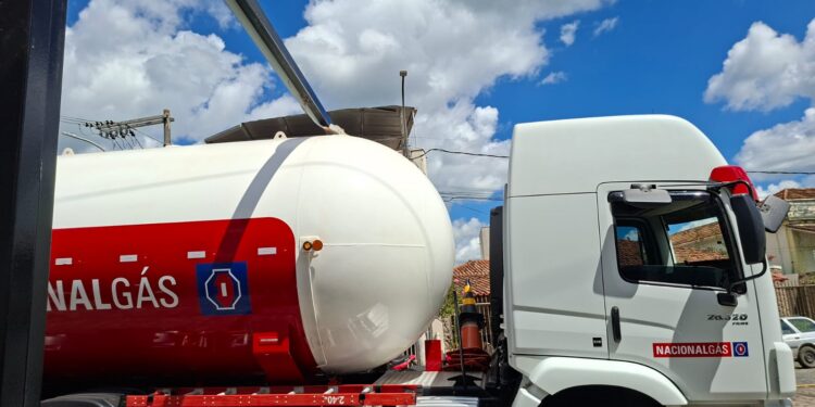Caminhão-tanque encosta em pórtico e provoca lentidão no trânsito do Centro de Formiga