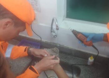 Bombeiros retiram anel preso em dedo de adolescente