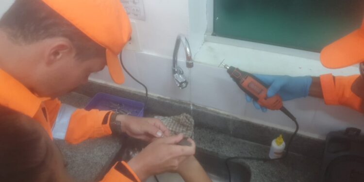 Bombeiros retiram anel preso em dedo de adolescente