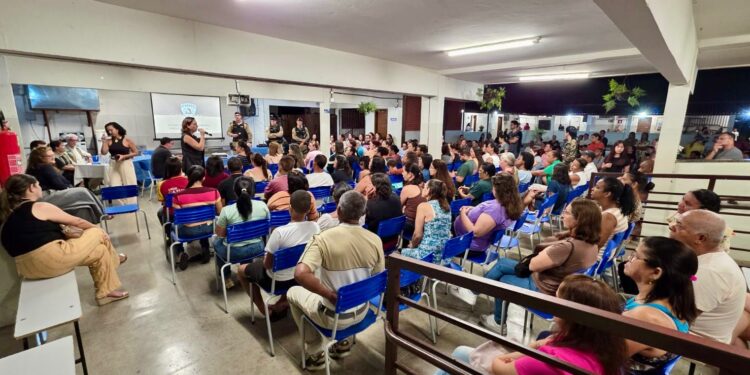 Polícia Militar e órgãos de segurança participam de reunião com pais em Arcos