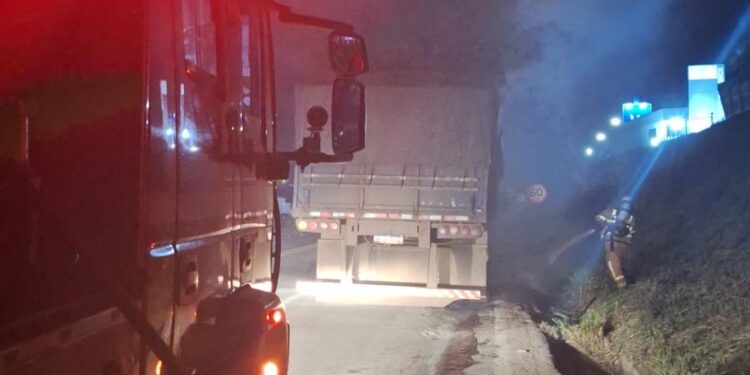 Incêndio atinge carreta carregada com óleo de cozinha na MG-050, em Formiga