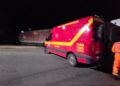 Bombeiros resgatam motociclista que se feriu em acidente com trem na madrugada deste domingo