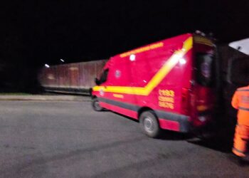 Bombeiros resgatam motociclista que se feriu em acidente com trem na madrugada deste domingo