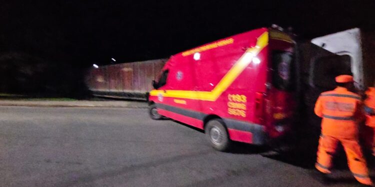 Bombeiros resgatam motociclista que se feriu em acidente com trem na madrugada deste domingo