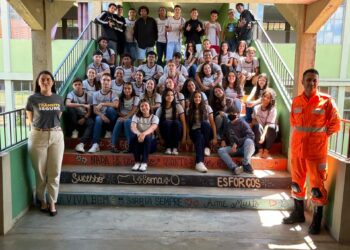 Bombeiros de Arcos ensinam primeiros socorros para alunos em Lagoa da Prata