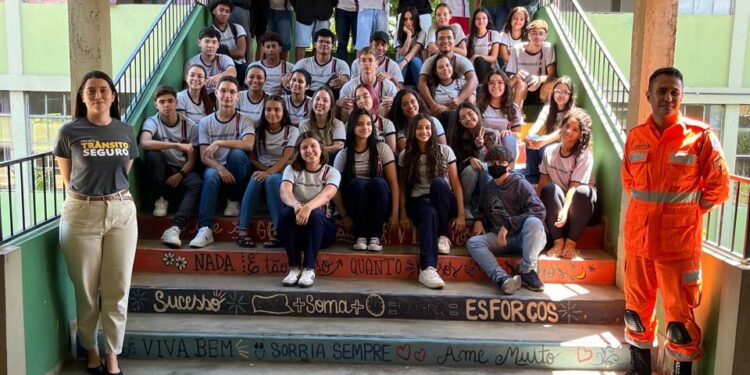 Bombeiros de Arcos ensinam primeiros socorros para alunos em Lagoa da Prata