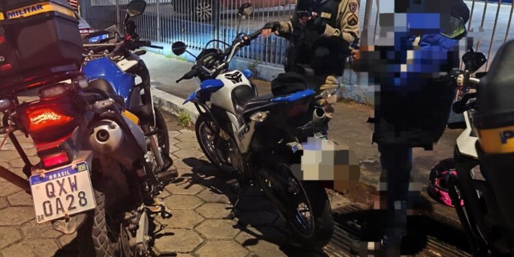 Avanço de sinal termina com moto removida durante abordagem da PM