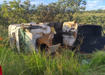 Caminhoneiro fica ferido após tombamento de veículo no Morro do Ferro, em Oliveira
