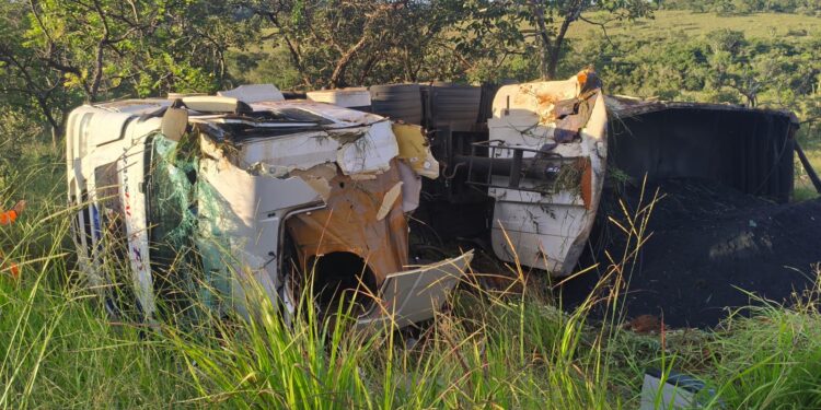 Caminhoneiro fica ferido após tombamento de veículo no Morro do Ferro, em Oliveira