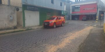 Derramamento de óleo mobiliza bombeiros no bairro Quinzinho em Formiga