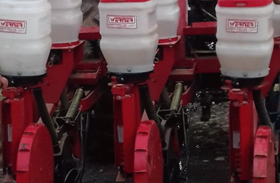 Emater orienta regulagem de implementos em Córrego Fundo