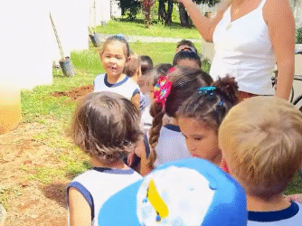 Alunos de Pains plantam mudas e aprendem sobre preservação ambiental