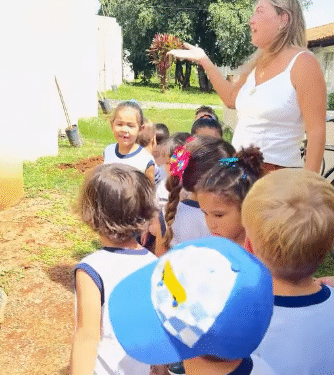 Alunos de Pains plantam mudas e aprendem sobre preservação ambiental