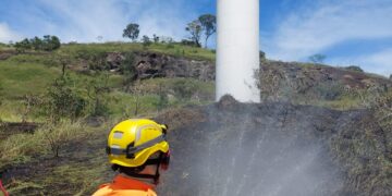 Corpo de Bombeiros impede propagação de fogo em lote vago em Campo Belo