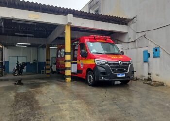 Homem com suspeita de fratura é levado ao hospital após briga em Arcos