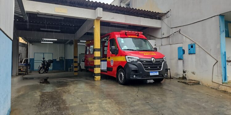 Homem com suspeita de fratura é levado ao hospital após briga em Arcos