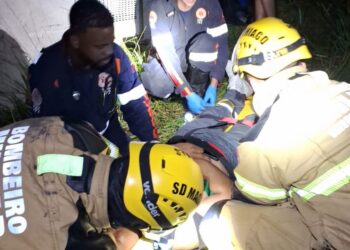 Caminhão capota em Morro do Ferro e mobiliza equipes de socorro e salvamento