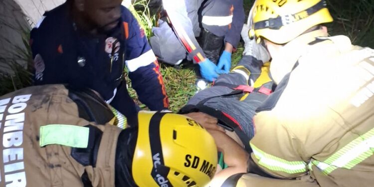 Caminhão capota em Morro do Ferro e mobiliza equipes de socorro e salvamento