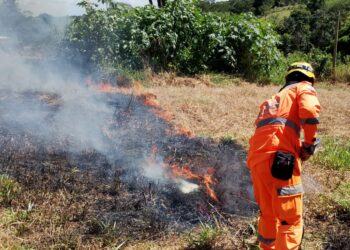 Bombeiros combatem incêndio em vegetação na zona rural de Arcos neste sábado