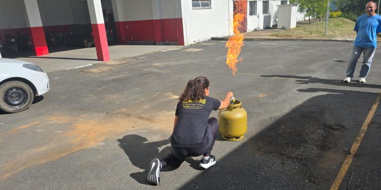 Corpo de Bombeiros de Formiga realiza treinamento de brigada para instituições locais