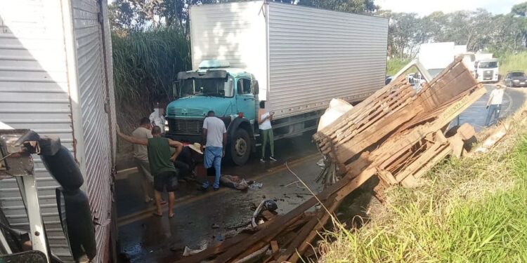 Acidente no trevo da MG-050 em Pimenta deixa uma vítima fatal e feridos graves
