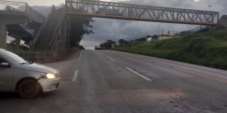 Motociclista fica em estado grave após colisão com ambulância na MG-050