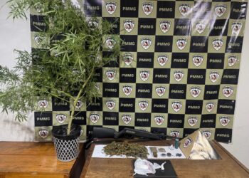 Abordagem a veículo termina com prisão de dois homens, apreensão de menor, drogas e arma em Arcos