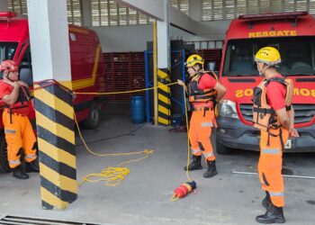 Bombeiros de Formiga realizam ‘Treinamento Profissional Básico’ com foco em incêndio e salvamento aquático
