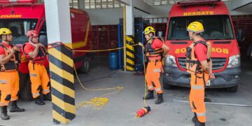 Bombeiros de Formiga realizam ‘Treinamento Profissional Básico’ com foco em incêndio e salvamento aquático