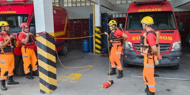 Bombeiros de Formiga realizam ‘Treinamento Profissional Básico’ com foco em incêndio e salvamento aquático