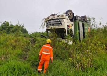 Caminhão capota na BR-354 próximo ao clube AABB, em Campo Belo