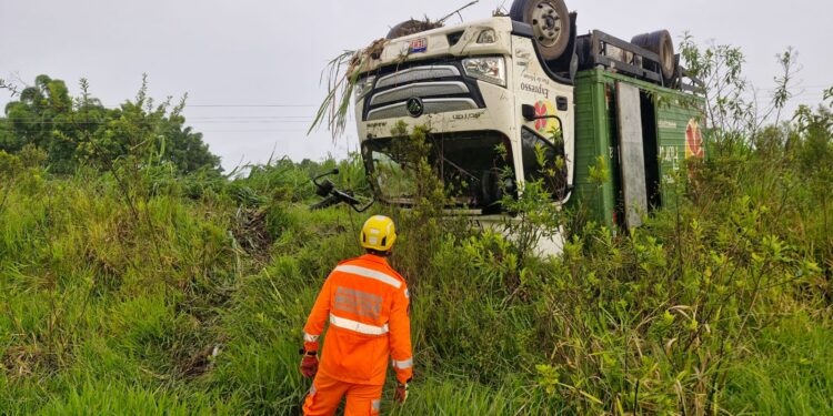 Caminhão capota na BR-354 próximo ao clube AABB, em Campo Belo