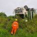 Caminhão capota na BR-354 próximo ao clube AABB, em Campo Belo