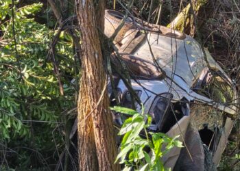 Carreta em ultrapassagem proibida provoca capotamento na BR-354 em Formiga