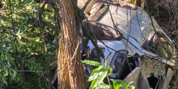 Carreta em ultrapassagem proibida provoca capotamento na BR-354 em Formiga