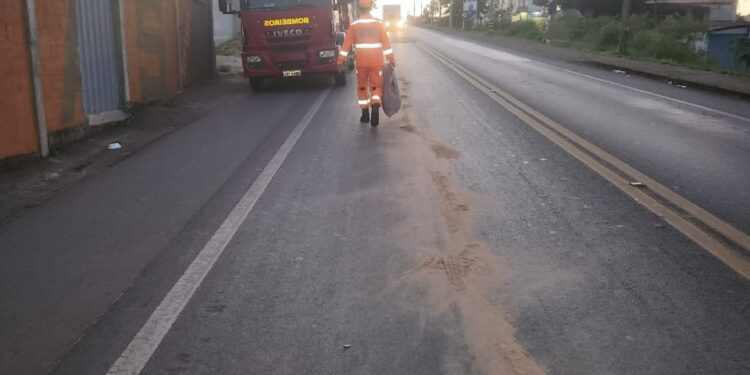 Óleo espalhado por cerca de 200 metros gera risco de derrapagem em via pública no bairro Vila Maria Cristina