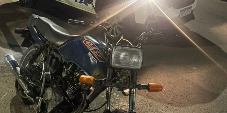 Motociclista é preso após perseguição policial por vários bairros de Arcos