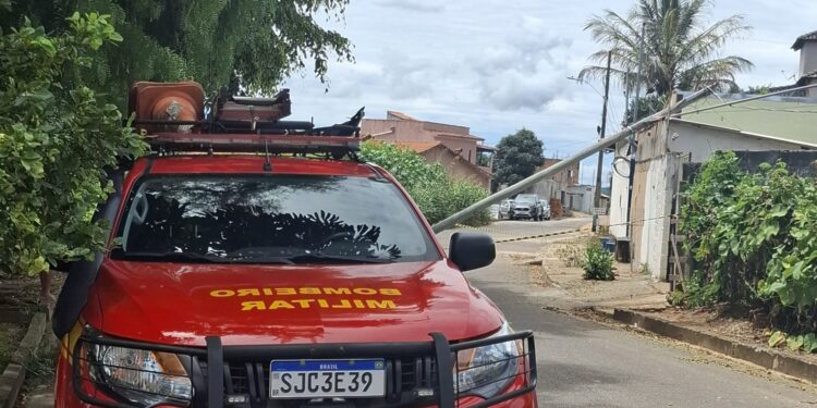 Poste quebra na base e cai sobre telhado de residência em Campo Belo