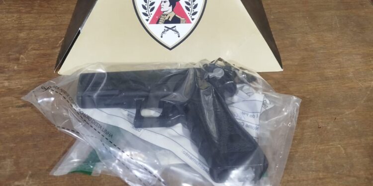 Adolescente é abordado após uso de drogas e réplica de arma é apreendida no bairro Brasília em Arcos