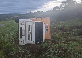 Tombamento de caminhão é registrado nas proximidades do Trevão em Formiga