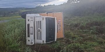 Tombamento de caminhão é registrado nas proximidades do Trevão em Formiga